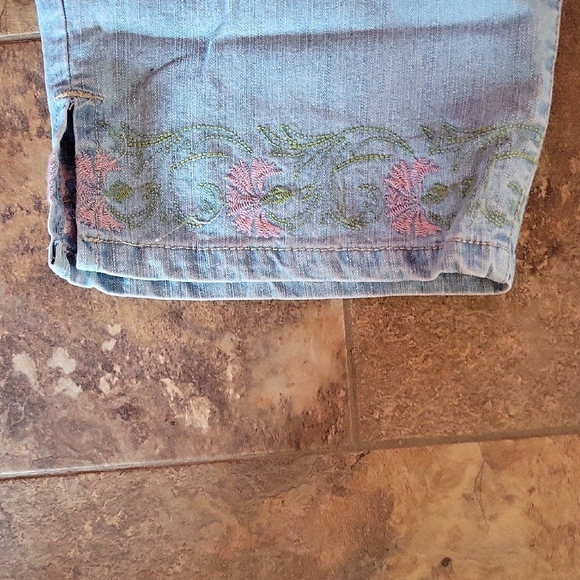 Gloria Vanderbilt Light Blue Cropped Jeans with Floral Embroidery - Picture 3 of 7